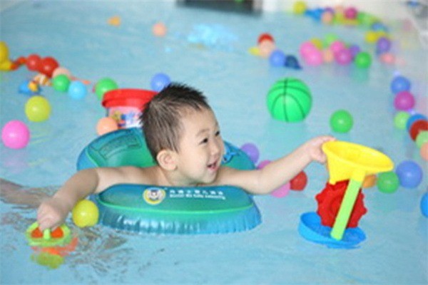 小鱼儿婴儿游泳馆